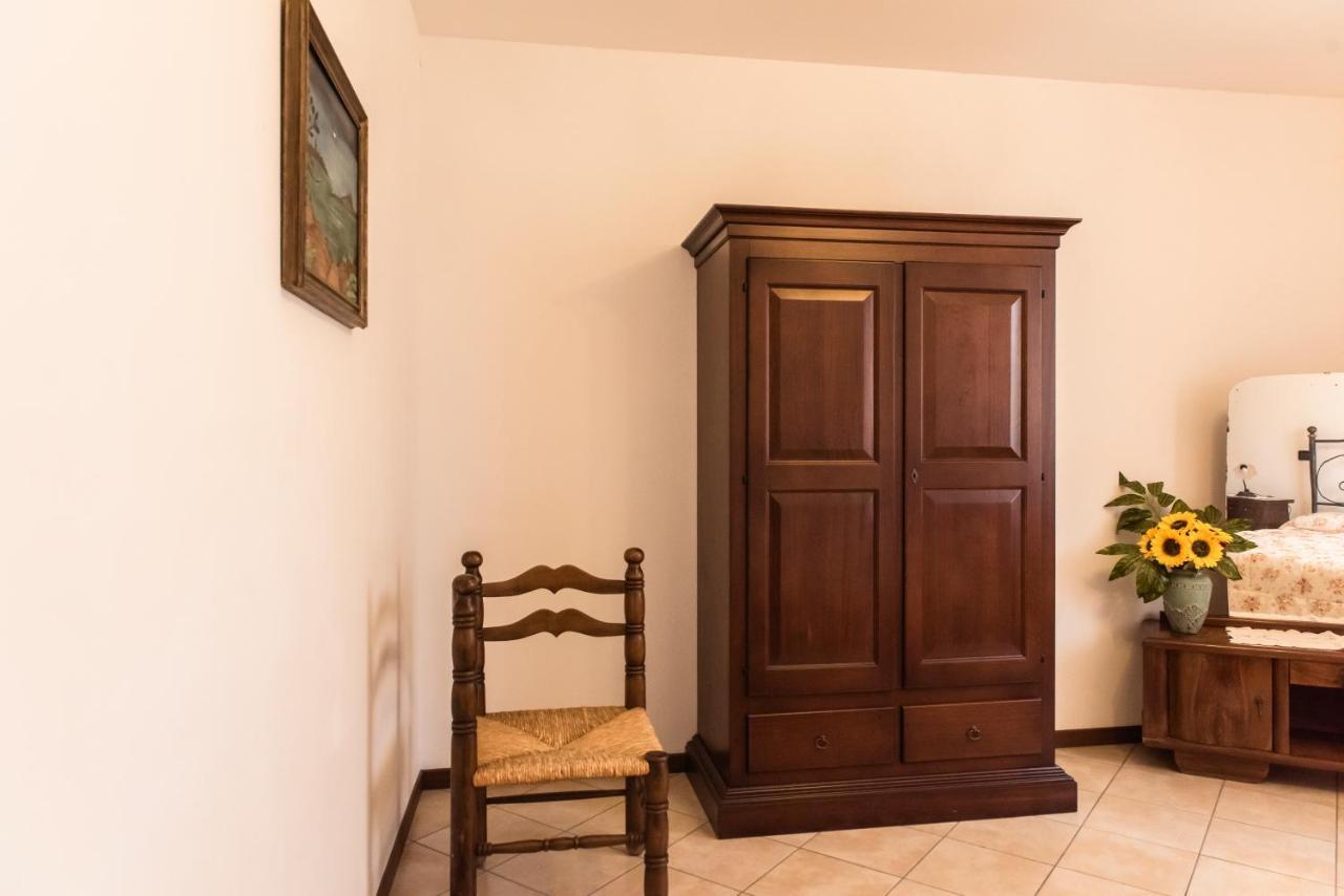 Agriturismo Stovali Da Lustrinu Protte Exterior foto
