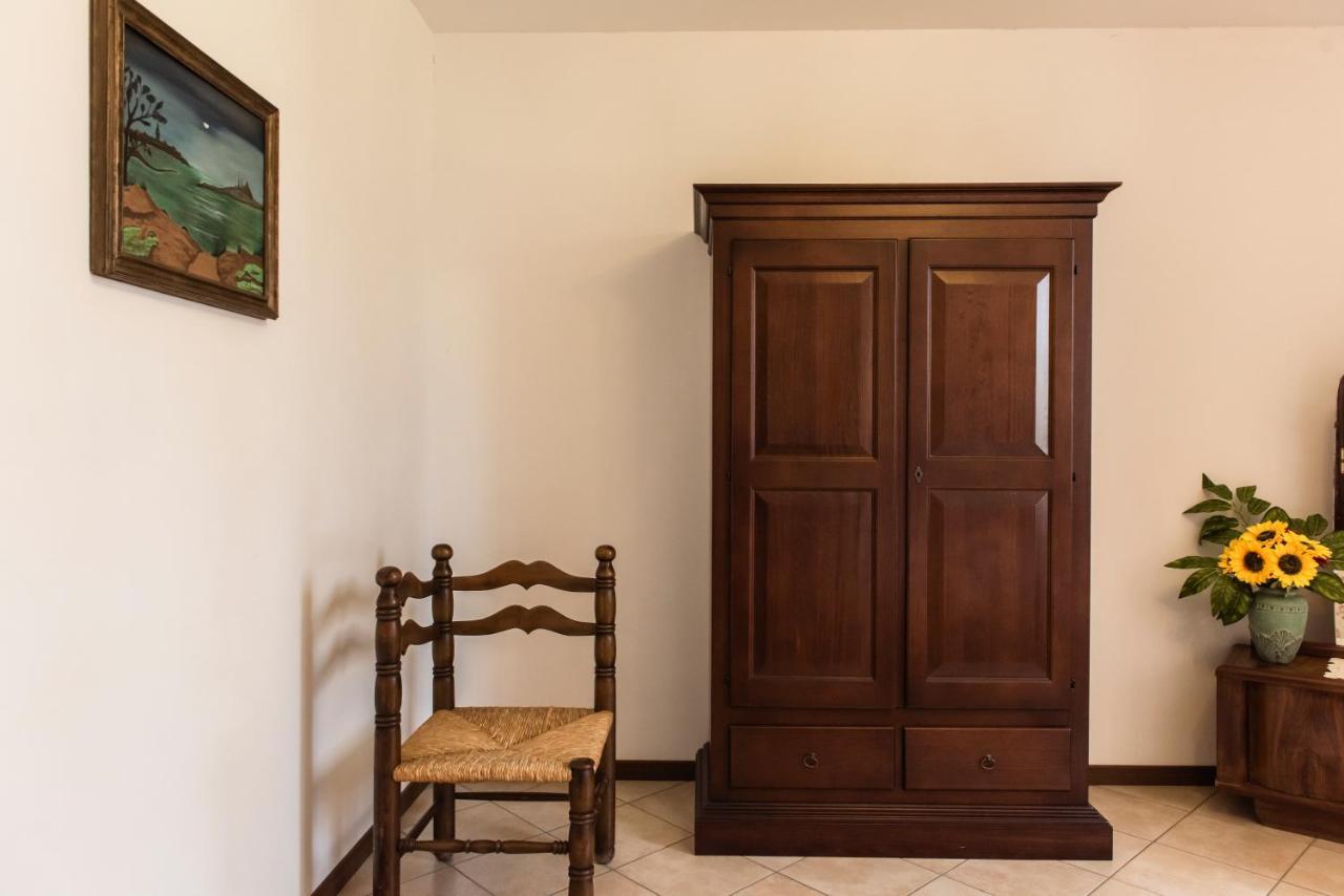 Agriturismo Stovali Da Lustrinu Protte Exterior foto