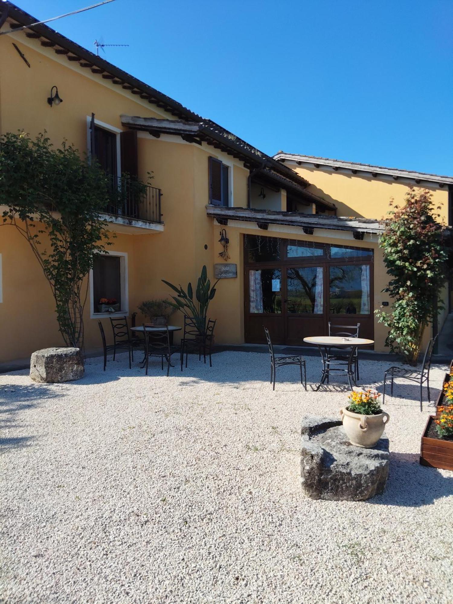 Agriturismo Stovali Da Lustrinu Protte Exterior foto